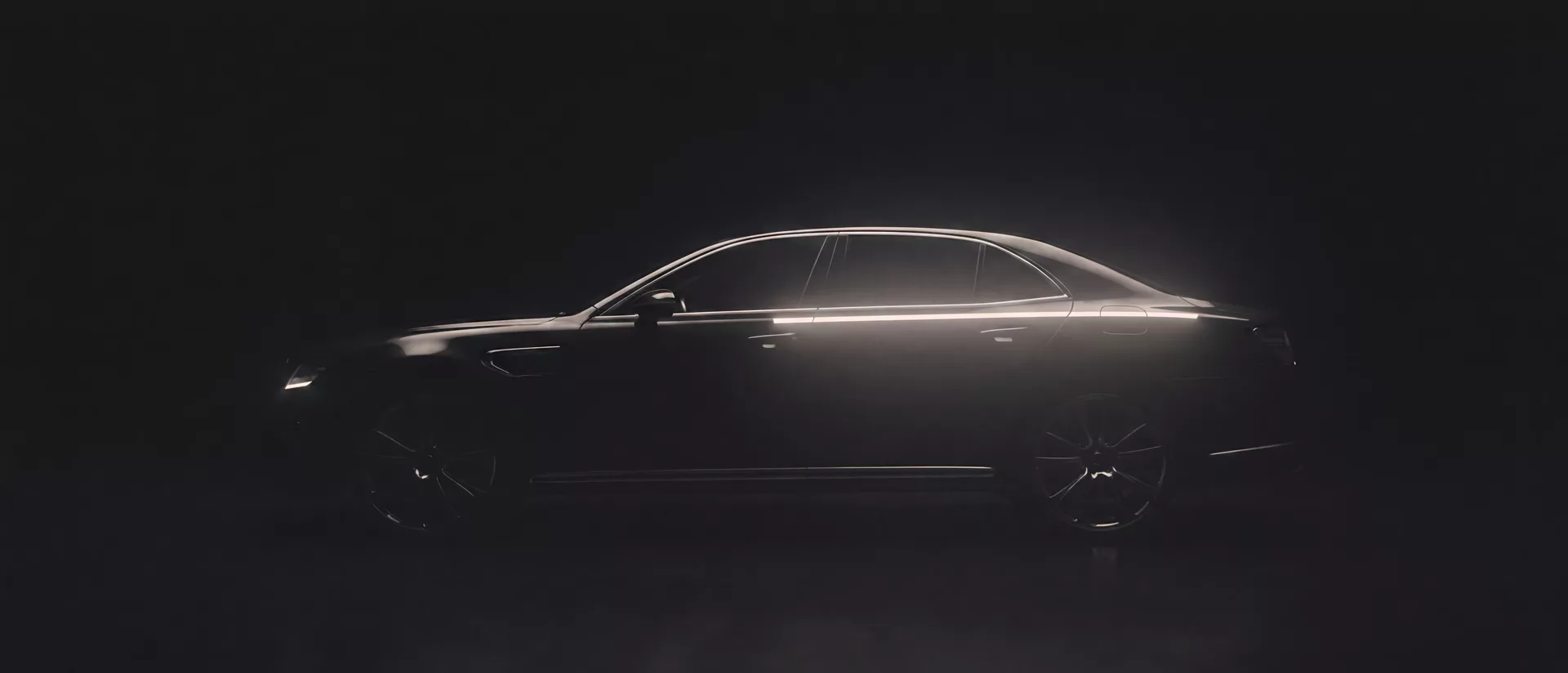 Inszenierte dunkle Studio-Bühne: Silhouette einer Limousine, ein Lichtstreifen liegt auf der Karosserielinie